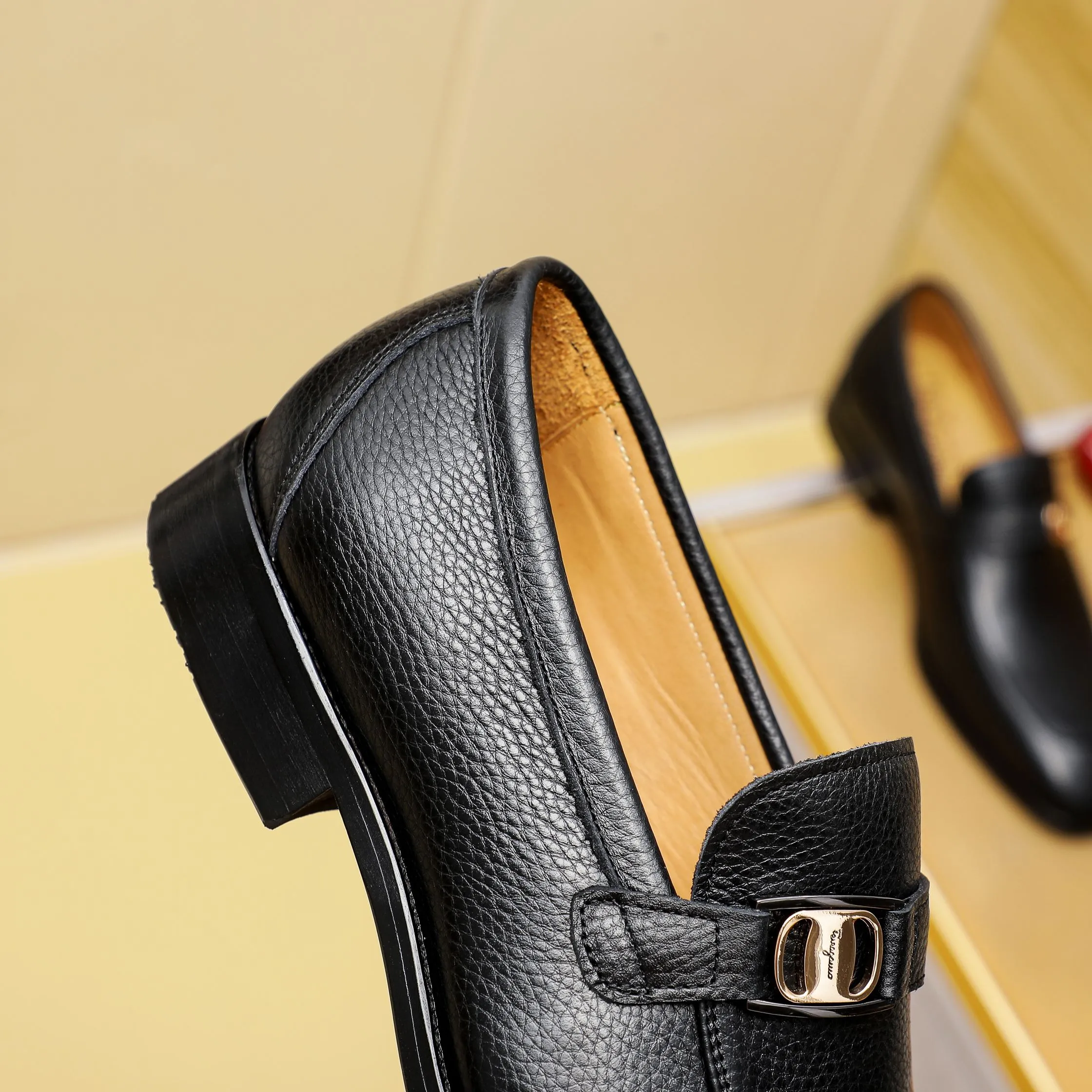 Men's shoes 💰460 🕷🕷🐂【Ferragamo】Ferragamo Popular fashion leather shoes🇨🇳Official website counter 1:1 production, original mold opening💯Good quality can be seen, imported high-end first-layer waxed calfskin, water-dyed🐂leather lining🌿very clear texture, high-quality waterproof, non-slip and wear-resistant outsole🎋high quality and low price, truly handmade🍓2 colors available! Code number 38-44……(45.46.Customized)